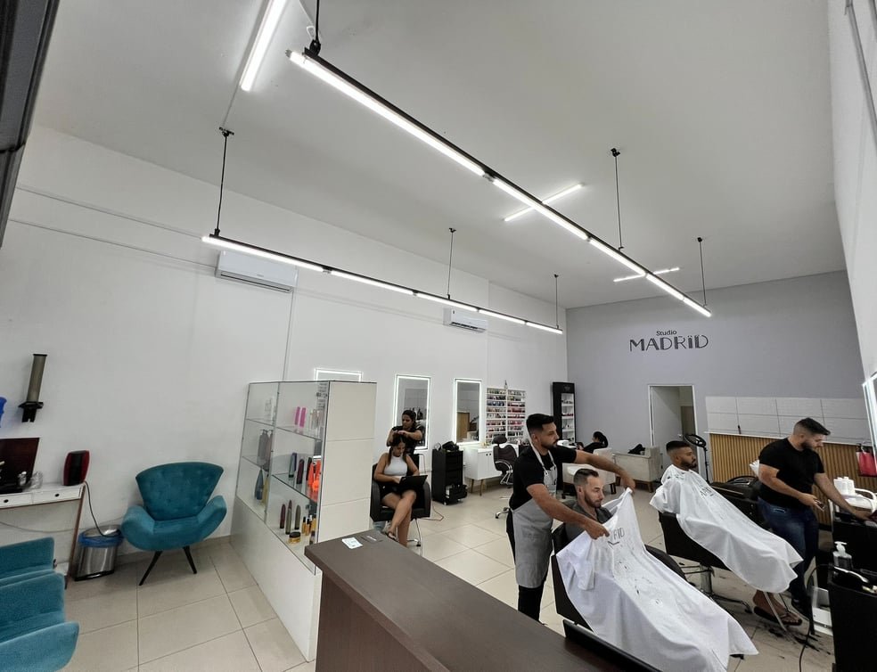 Ambiente interno do Studio Madrid, com espelhos e cadeiras de atendimento